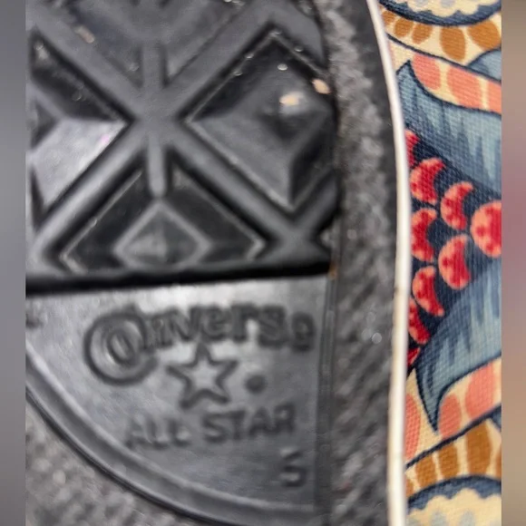 Purple Print high top Chuck Taylor Converse, Size-5 - Picture 6 of 6